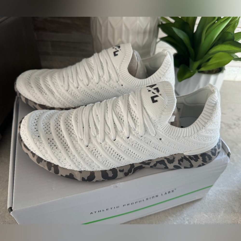 NIB Women's APL TechLoom Wave Mesh Sneakers White/Asteroid/Leopard Size 8